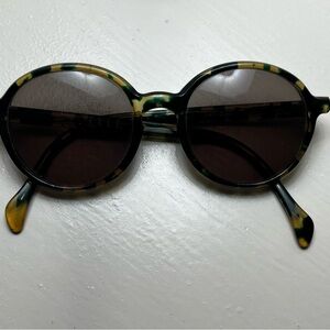Elle Sunglasses Green and Black Patterned plastic frame women’s dark tint EUC
